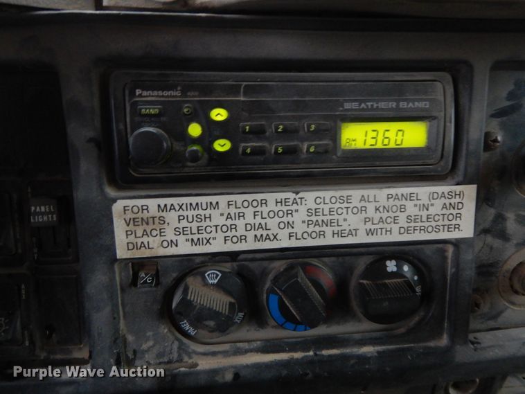 image for item DF3236 2002 International 4900  dump truck