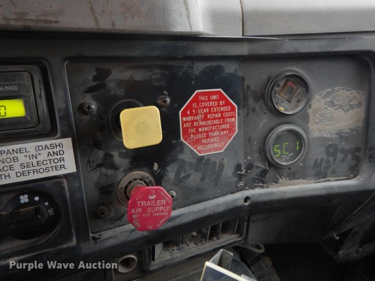 image for item DF3236 2002 International 4900  dump truck