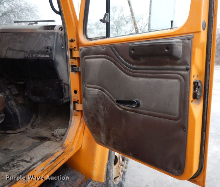 image for item DF3236 2002 International 4900  dump truck