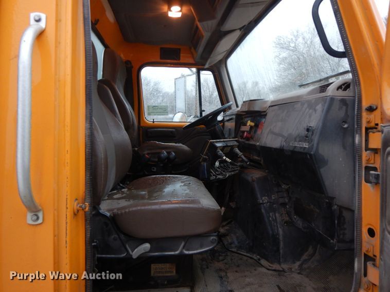 image for item DF3236 2002 International 4900  dump truck