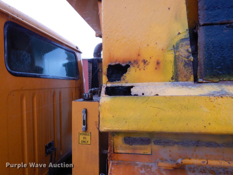 image for item DF3236 2002 International 4900  dump truck