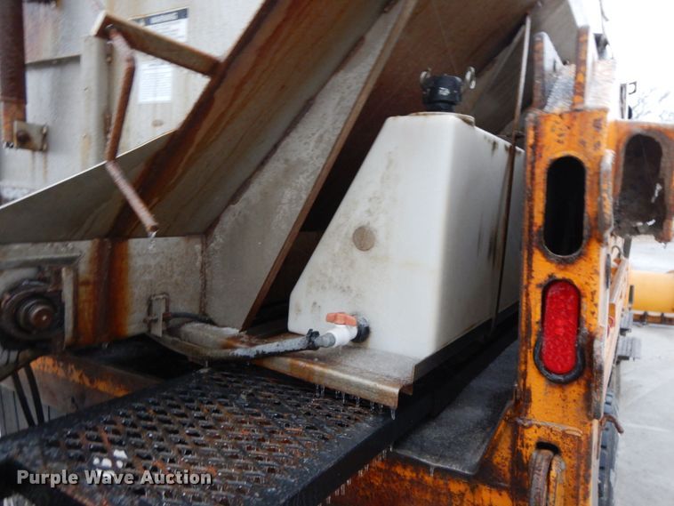 image for item DF3236 2002 International 4900  dump truck