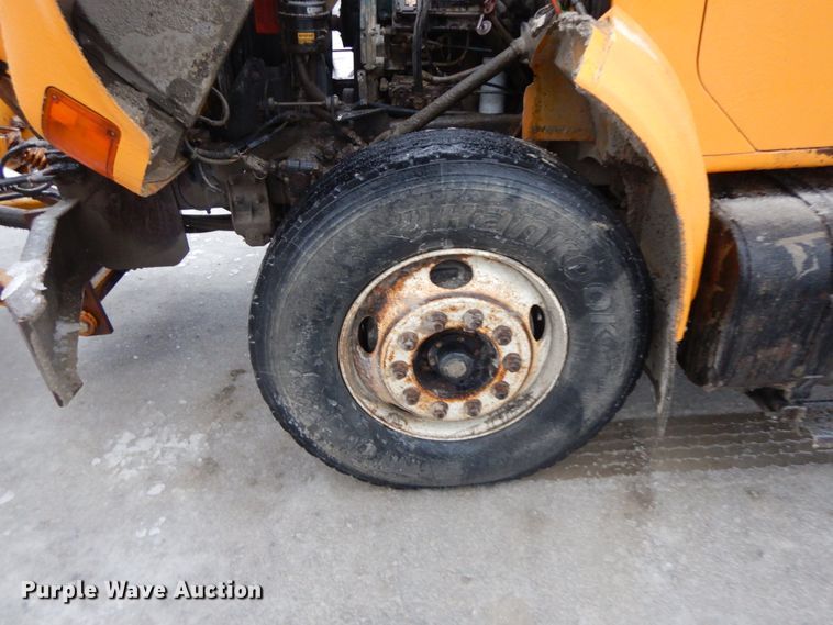 image for item DF3236 2002 International 4900  dump truck