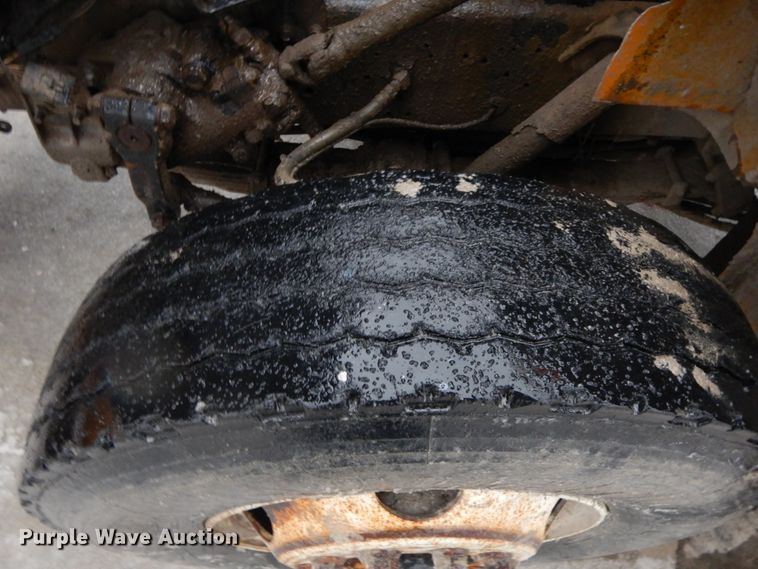 image for item DF3236 2002 International 4900  dump truck