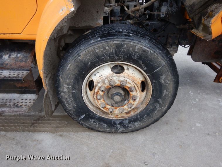 image for item DF3236 2002 International 4900  dump truck