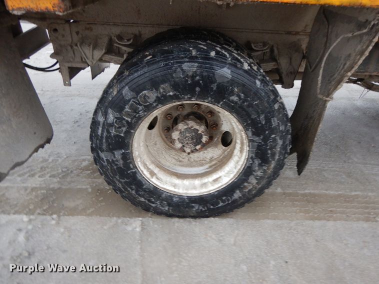 image for item DF3236 2002 International 4900  dump truck