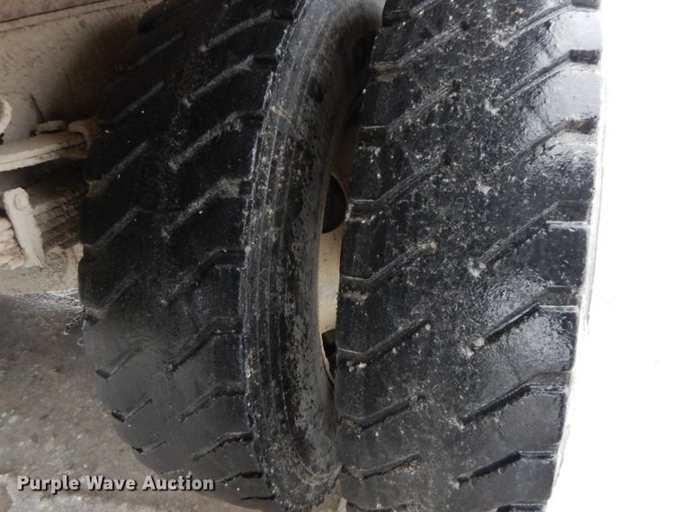 image for item DF3236 2002 International 4900  dump truck