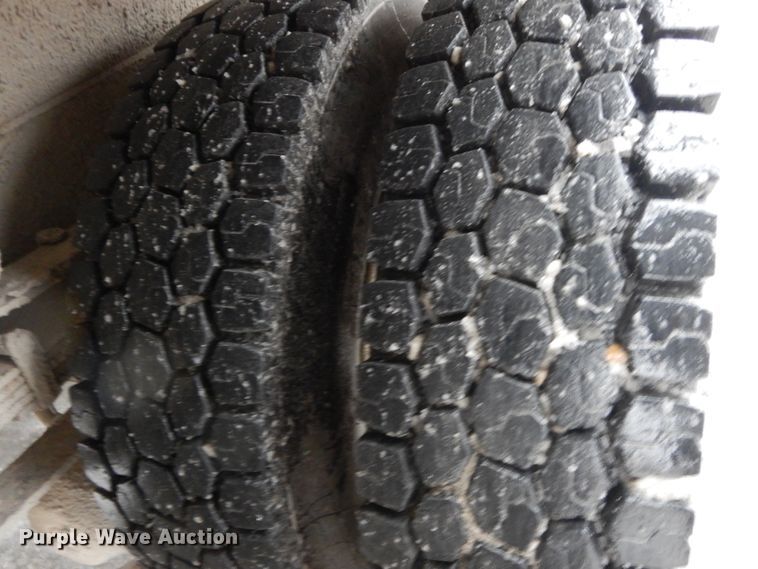 image for item DF3236 2002 International 4900  dump truck