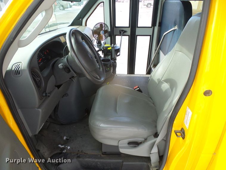 image for item DG8401 2006 Ford E350  school bus