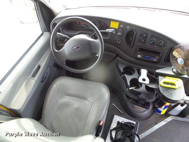 image for item DG8401 2006 Ford E350  school bus