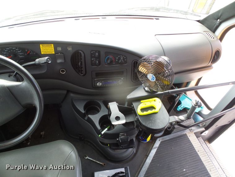 image for item DG8401 2006 Ford E350  school bus