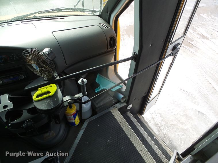 image for item DG8401 2006 Ford E350  school bus