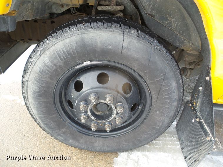 image for item DG8401 2006 Ford E350  school bus