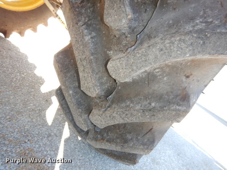 image for item DJ2774 1999 John Deere 4600  MFWD tractor