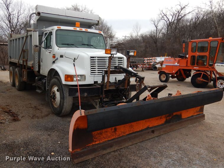 image for item DJ2778 2000 International 4900  dump truck