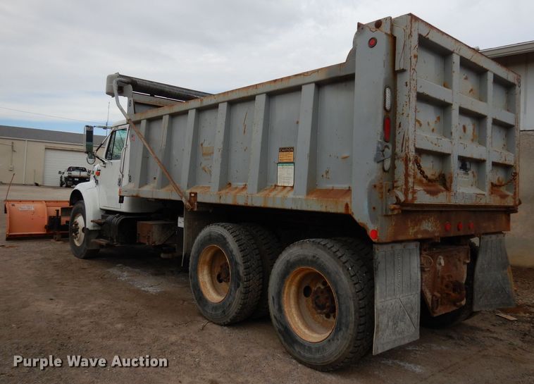 image for item DJ2778 2000 International 4900  dump truck