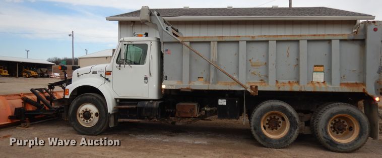 image for item DJ2778 2000 International 4900  dump truck