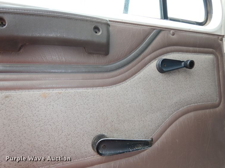 image for item DJ2778 2000 International 4900  dump truck