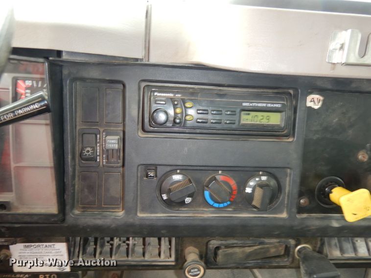 image for item DJ2778 2000 International 4900  dump truck