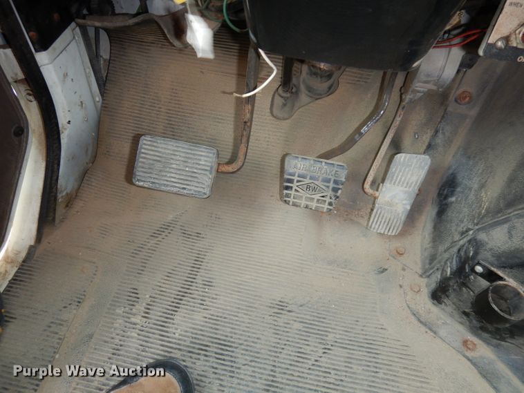 image for item DJ2778 2000 International 4900  dump truck