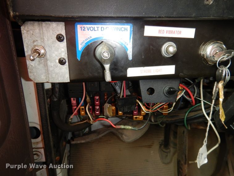 image for item DJ2778 2000 International 4900  dump truck