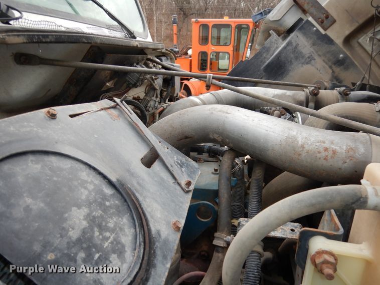 image for item DJ2778 2000 International 4900  dump truck