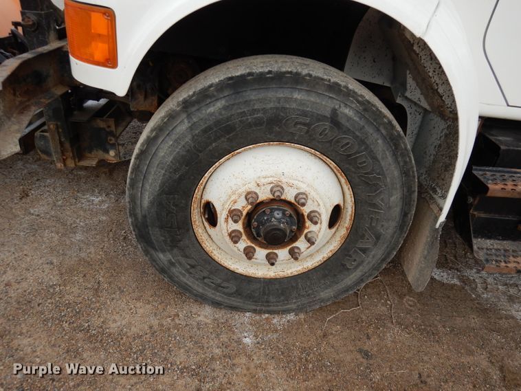 image for item DJ2778 2000 International 4900  dump truck