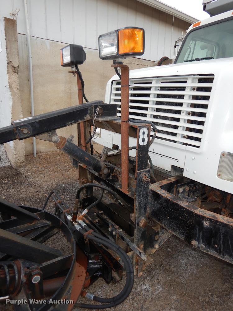 image for item DJ2778 2000 International 4900  dump truck