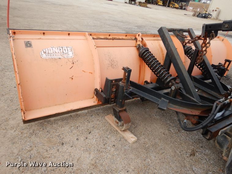 image for item DJ2778 2000 International 4900  dump truck