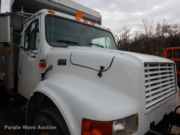 image for item DJ2778 2000 International 4900  dump truck