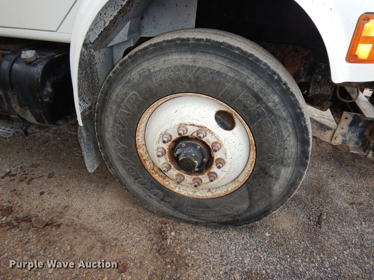 image for item DJ2778 2000 International 4900  dump truck