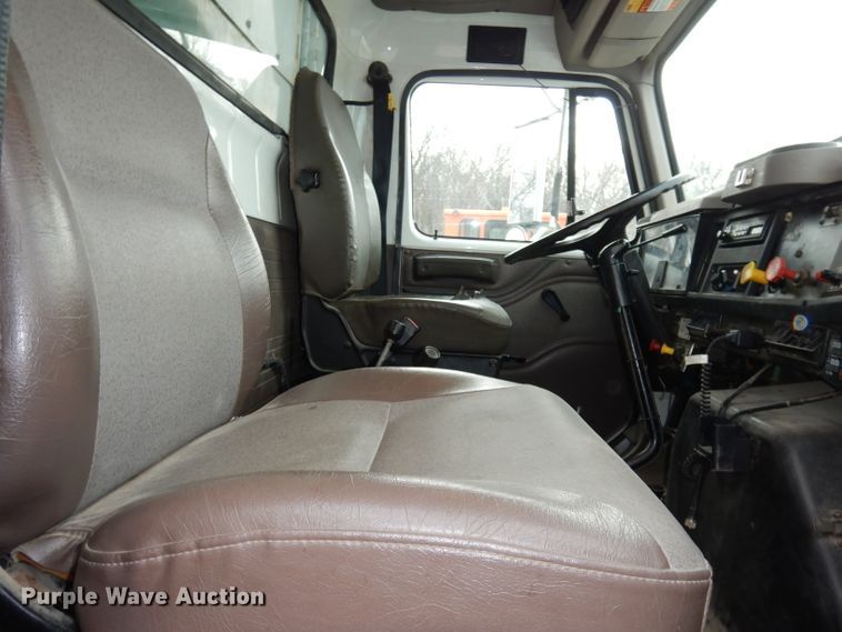 image for item DJ2778 2000 International 4900  dump truck