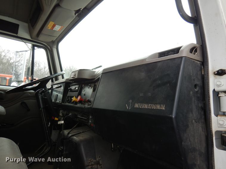 image for item DJ2778 2000 International 4900  dump truck