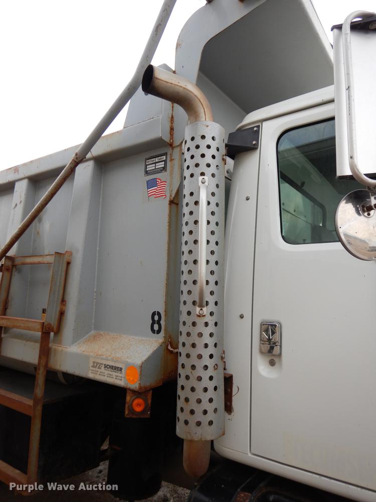 image for item DJ2778 2000 International 4900  dump truck