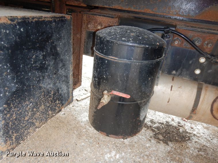 image for item DJ2778 2000 International 4900  dump truck