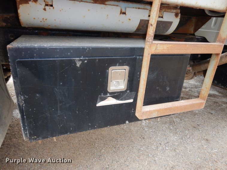 image for item DJ2778 2000 International 4900  dump truck