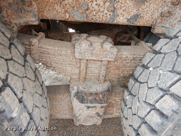 image for item DJ2778 2000 International 4900  dump truck