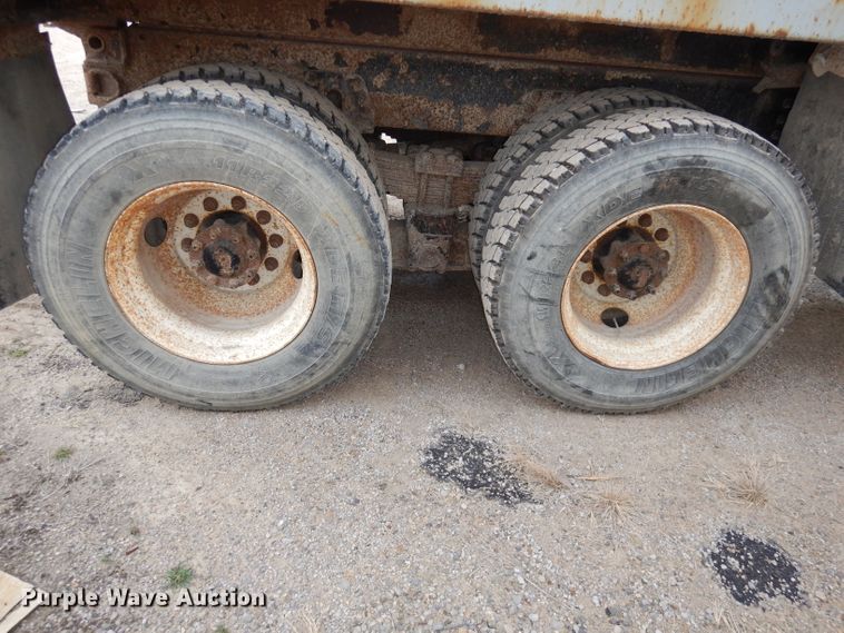 image for item DJ2778 2000 International 4900  dump truck