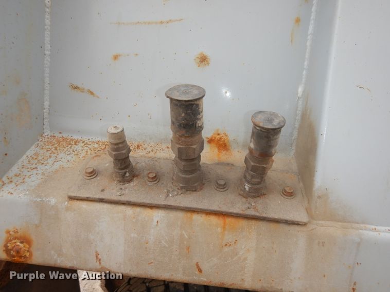 image for item DJ2778 2000 International 4900  dump truck