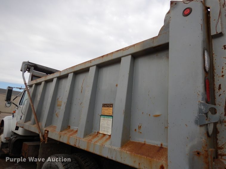 image for item DJ2778 2000 International 4900  dump truck