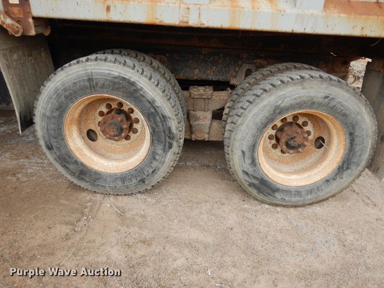 image for item DJ2778 2000 International 4900  dump truck