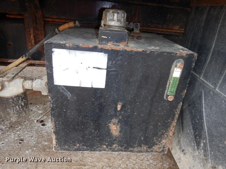 image for item DJ2778 2000 International 4900  dump truck