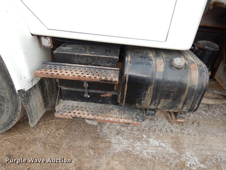 image for item DJ2778 2000 International 4900  dump truck