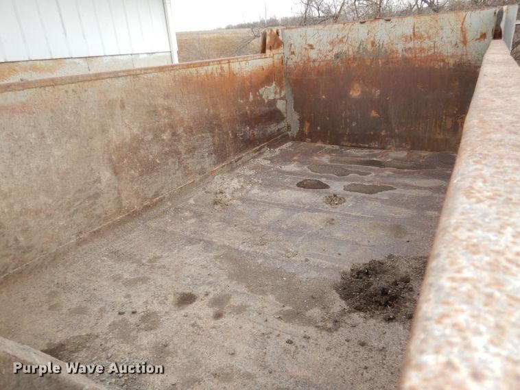 image for item DJ2778 2000 International 4900  dump truck