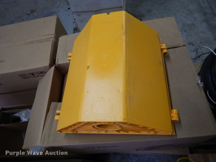 image for item DL2591 Approximately 80 GE traffic signal lights