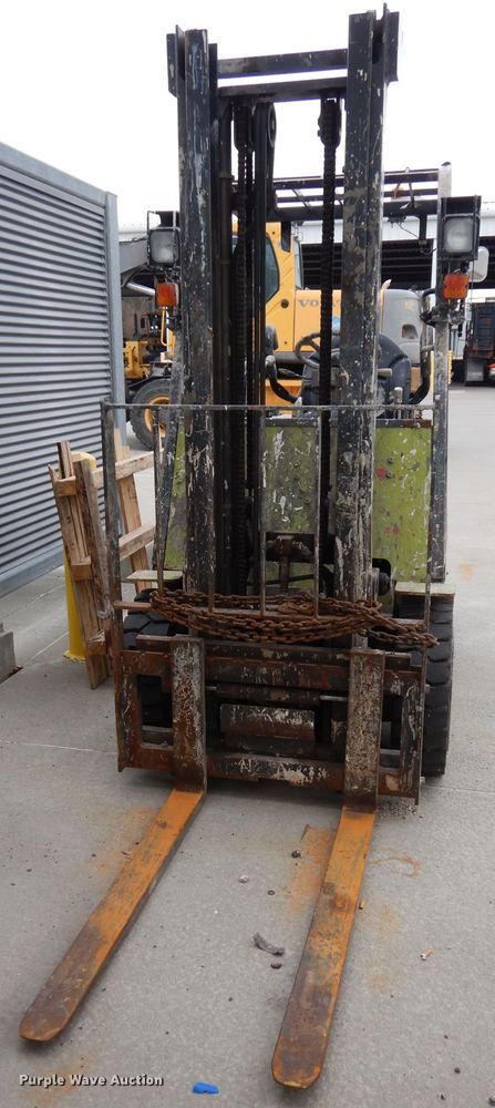image for item HE9301 Clark CMP180  forklift