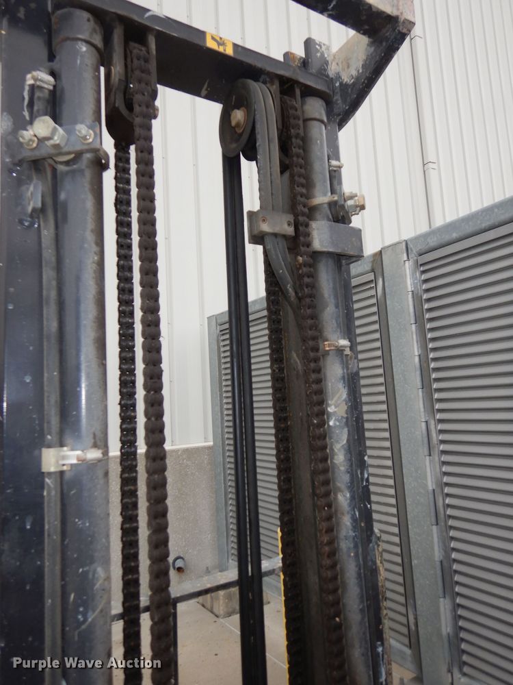 image for item HE9301 Clark CMP180  forklift