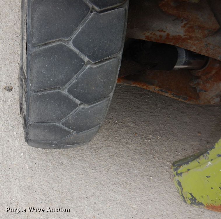 image for item HE9301 Clark CMP180  forklift