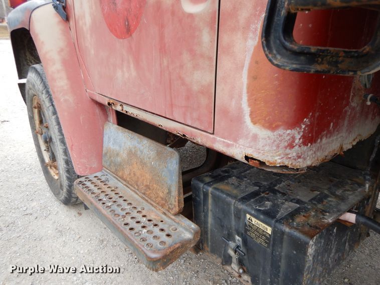 image for item HP9121 1987 International 1654  dump truck