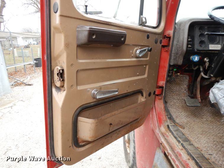 image for item HP9121 1987 International 1654  dump truck